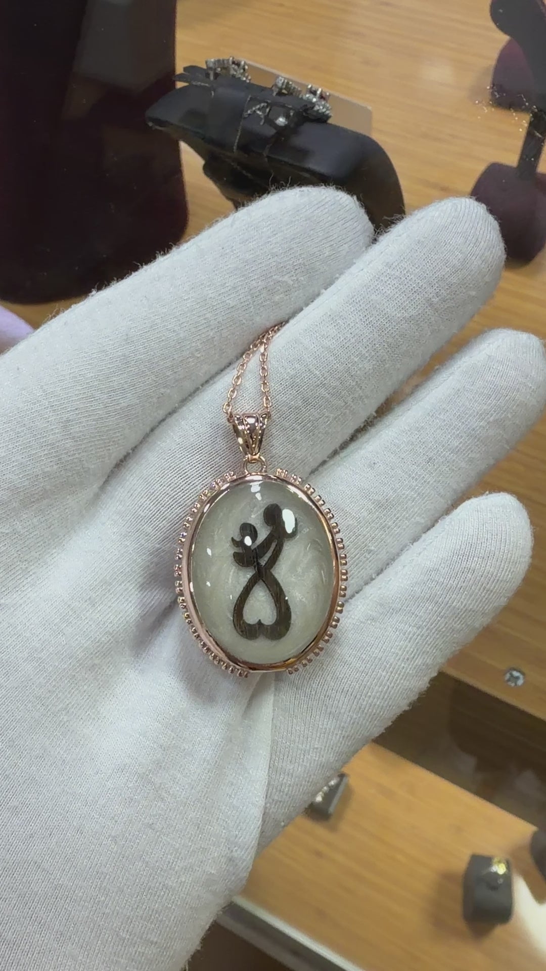 Anne ve Kucağında Çocuk Saç Madalyon Kolye